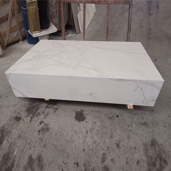 Mesa de centro de cuarzo Calacatta con zócalo de superficie sólida blanca de piedra artificial