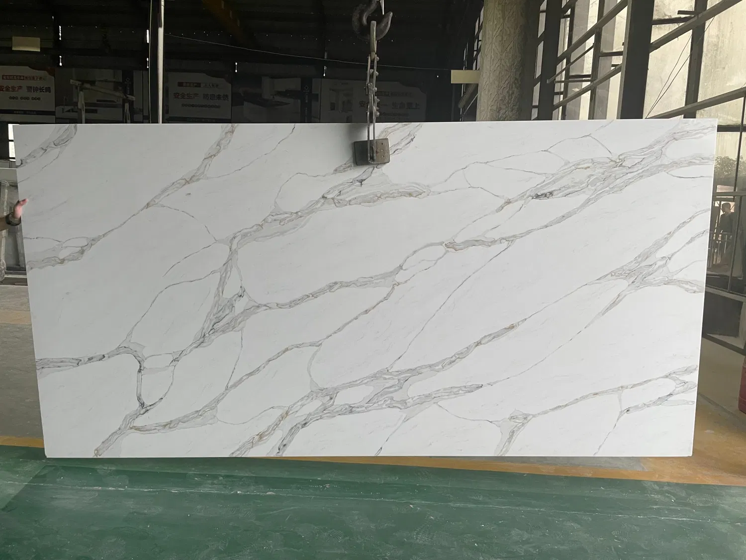 Mostrador de recepción de mármol artificial personalizado de mayor tamaño, venta al por mayor, encimeras de cuarzo de mármol dorado Calacatta para cocinas de lujo